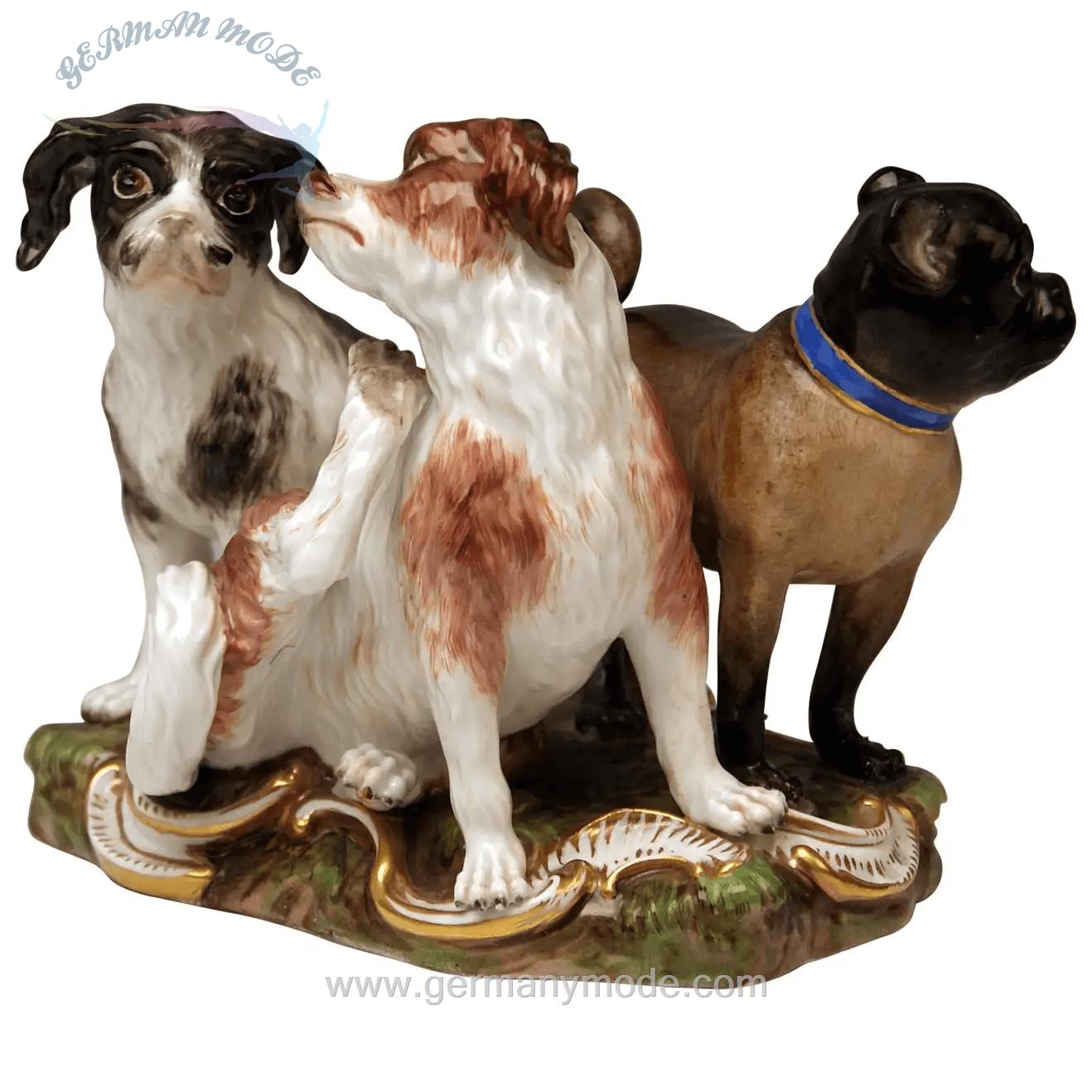مجسمه دکوری چینی آنتیک قدیمی Meissener Gruppe von drei Hunden Modell 2104 Johann Joachim Kaendler um 1830 1840
