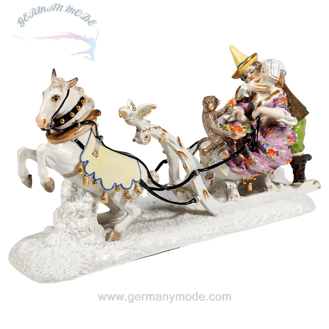 مجسمه دست ساز دکوری چینی آنتیک قدیمی Meissener Gruppe Sleigh Ride with the Court Jesters von J J Kaendler ca 1900